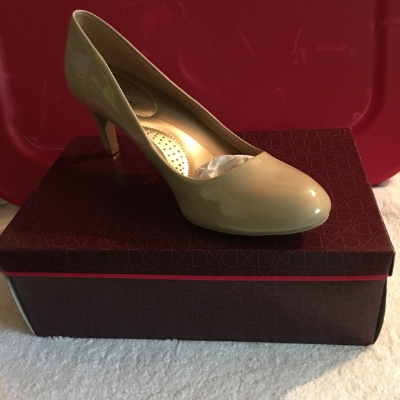 🌹🌹Absolutely Gorgeous Ladies pump size 11w NWT  color Nude Comfortable Casual - Picture 2 of 4